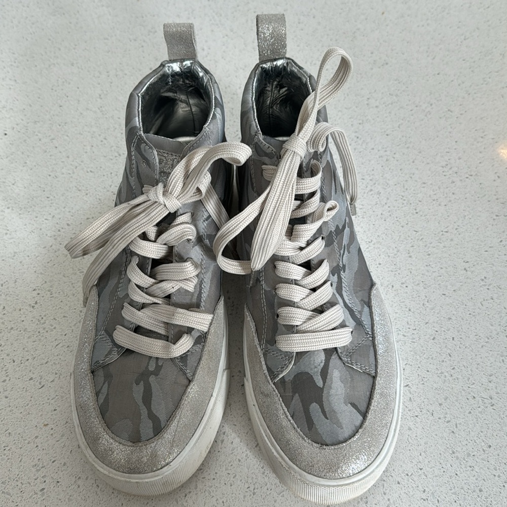 🍍 DKNY Rivka Hi tops Grey Silver Camp Woman’s Size 8.5🍍
# - Picture 2 of 4